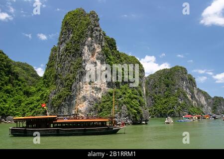 Bateaux dans la baie d'Halong, Vietnam Banque D'Images