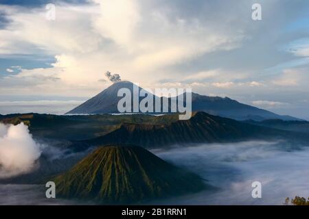 Cratère actif de Bromo sur la gauche, volcan Batok devant et volcan Semeru derrière, Parc national Bromo Tengger Semeru, île Java, Indonésie Banque D'Images