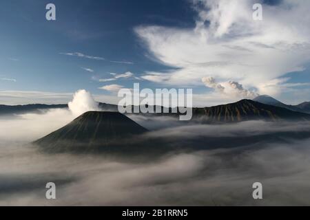 Cratère actif de Bromo sur la gauche, volcan Batok devant et volcan Semeru derrière, Parc national Bromo Tengger Semeru, île Java, Indonésie Banque D'Images