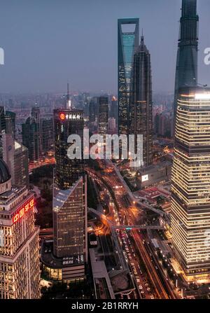 Paysage urbain, vue sur IFC, SWFC, Jin Mao Tower la nuit, Lujiazui, Pudong, Shanghai, Chine Banque D'Images