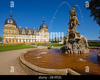 Cascade dans le parc du Schloss Seehof à Memmelsdorf, Haute-Franconie, Bavière, Allemagne Banque D'Images