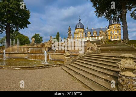 Cascade dans le parc du Schloss Seehof à Memmelsdorf, Haute-Franconie, Bavière, Allemagne Banque D'Images