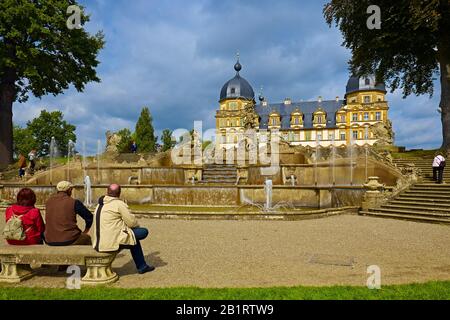 Cascade dans le parc du Schloss Seehof à Memmelsdorf, Haute-Franconie, Bavière, Allemagne Banque D'Images