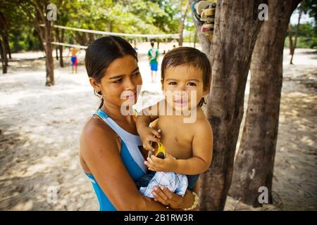 Femme Avec Enfant Au Circuit, Communauté Terra Preta, Iranduba, Amazonas, Brésil Banque D'Images