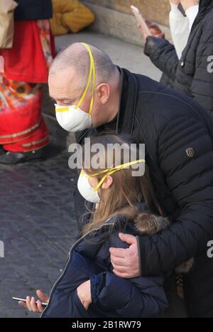 Rome, Italie. 27 février 2020. Rome, Touristes avec des masques dans les rues de la ville de Rome Photo: Crédit: Agence de photo indépendante/Alay Live News Banque D'Images