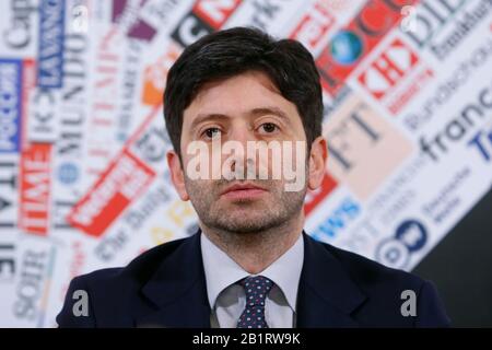Rome, Italie. 27 février 2020. Le ministre italien de la Santé Roberto Speranza Rome 27 février 2020. Conférence de presse de l'Association de presse étrangère sur le coronavirus (Covid-19). Le gouvernement italien tente de calmer les craintes concernant le déclenchement de la grippe, afin d'éviter une chute du tourisme et des relations commerciales. Photo Samantha Zucchi Insidefoto Crédit: Insidefoto Srl/Alay Live News Banque D'Images