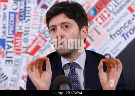 Rome, Italie. 27 février 2020. Le ministre italien de la Santé Roberto Speranza Rome 27 février 2020. Conférence de presse de l'Association de presse étrangère sur le coronavirus (Covid-19). Le gouvernement italien tente de calmer les craintes concernant le déclenchement de la grippe, afin d'éviter une chute du tourisme et des relations commerciales. Photo Samantha Zucchi Insidefoto Crédit: Insidefoto Srl/Alay Live News Banque D'Images