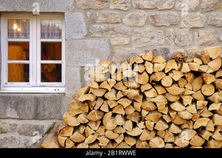 morceaux de bois de chauffage devant la maison Banque D'Images