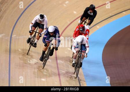 Rayan Helal (deuxième à gauche), en France, rivalise avec Jack Carlin de Grande-Bretagne alors qu'il remporte Heat 2 du Keirin masculin au deuxième jour des Championnats du monde de cyclisme sur piste de l'UCI 2020 à Velodrom, Berlin. Banque D'Images