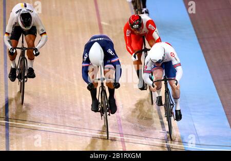 Rayan Helal (deuxième à gauche), en France, rivalise avec Jack Carlin de Grande-Bretagne alors qu'il remporte Heat 2 du Keirin masculin au deuxième jour des Championnats du monde de cyclisme sur piste de l'UCI 2020 à Velodrom, Berlin. Banque D'Images