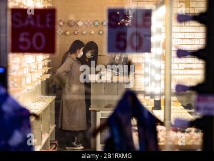Séoul, Corée Du Sud. 27 février 2020. Les membres du personnel travaillent dans un magasin de bijoux des centres commerciaux Myeongdong à Séoul, en Corée du Sud, le 27 février 2020. La Corée du Sud a confirmé jeudi 505 autres cas de la COVID-19, portant le nombre total d'infections à 1 766 et le nombre de décès à 13. Crédit: Wang Jingqiang/Xinhua/Alay Live News Banque D'Images