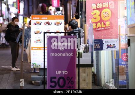 Séoul, Corée Du Sud. 27 février 2020. Les informations sur les réductions sont affichées à l'extérieur des magasins des centres commerciaux Myeongdong à Séoul, en Corée du Sud, le 27 février 2020. La Corée du Sud a confirmé jeudi 505 autres cas de la COVID-19, portant le nombre total d'infections à 1 766 et le nombre de décès à 13. Crédit: Wang Jingqiang/Xinhua/Alay Live News Banque D'Images