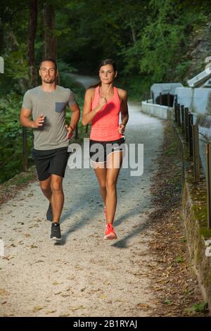 jeune couple actif en stationnement Banque D'Images