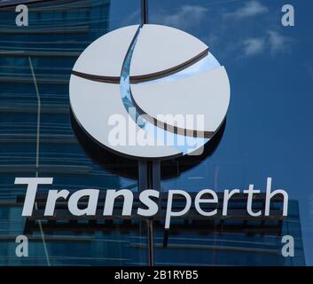 Gros plan sur le logo Transperth vu à Perth, Australie occidentale pendant la journée. Banque D'Images