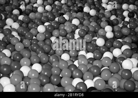 Boules blanches noires grises pour le massage à sec. Photo en noir et blanc. Banque D'Images