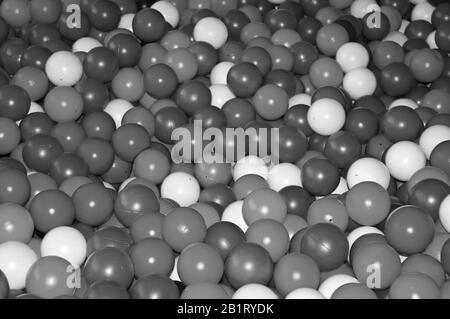 Boules blanches noires grises pour le massage à sec. Photo en noir et blanc. Banque D'Images