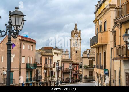 Der Dom Chiesa Madre S. Giorgio Martyre und die Altstadt in Caccamo, Sizilien, Italien, Europa | Caccamo vieille ville avec la cathédrale Chiesa Madre S. Banque D'Images