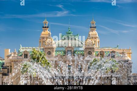 Monaco, Monte-Carlo, 02 octobre 2019: La vue principale du casino principauté entouré des arbres verts, la façade rénovée, à travers le puppage Banque D'Images