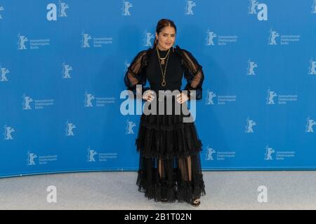 Berlin, Allemagne. 26 février 2020. Salma Hayek sur le tapis rouge avant la projection de « The Roads are no take » au 70ème Festival International du Film de Berlin à Berlin, Allemagne, le 26 février 2020. (Photo De Beata Siewicz/Pacific Press/Sipa Usa) Crédit: Sipa Usa/Alay Live News Banque D'Images