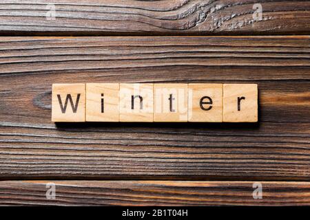Mot d'hiver écrit sur le bloc de bois. Texte d'hiver sur table en bois pour votre dessing, concept. Banque D'Images