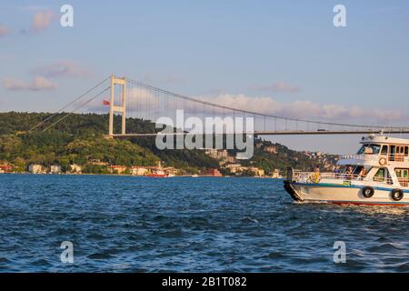 Photo du pont Fatih Sultan Mehmet depuis la plage. Banque D'Images