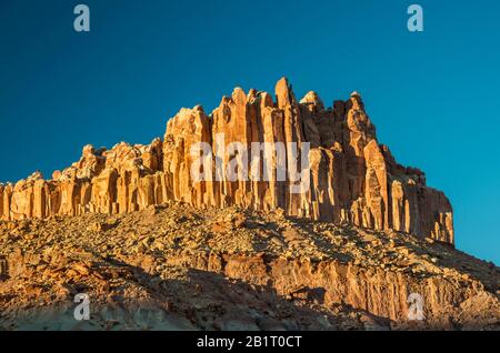 Le rocher du château au coucher du soleil, Capitol Reef National Park, Utah, États-Unis Banque D'Images