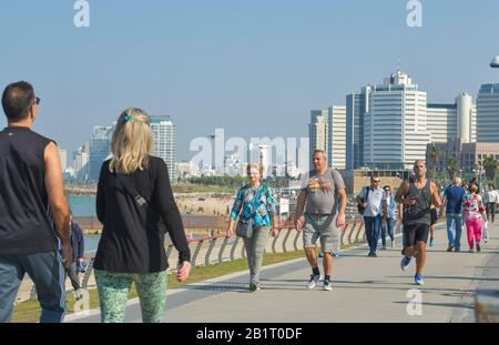 Strandpromenade, Spaziergänger, Jogger, Tel Aviv, Israël Banque D'Images