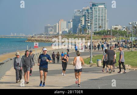 Strandpromenade, Spaziergänger, Jogger, Tel Aviv, Israël Banque D'Images