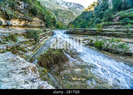 Der Fluss Cassibile im Naturachutzgebiet Cavagrande del Cassibile, Sizilien, Italien, Europa | Cassibile rivière à la réserve naturelle Cavagrande del Banque D'Images