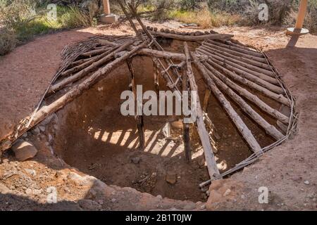 Pit House sur le site de Coombs, ruines excavées de l'ancien village de Puebloan (Anasazi) au musée du parc national Anasazi à Boulder, Utah, États-Unis Banque D'Images