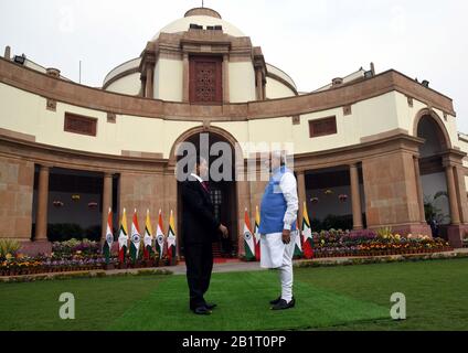 New Delhi, Inde. 27 février 2020. Le Premier ministre indien Narendra Modi (R) rencontre le président du Myanmar U Win Myint à la Maison Hyderabad à New Delhi, en Inde, le 27 février 2020. Crédit: Partha Sarkar/Xinhua/Alay Live News Banque D'Images