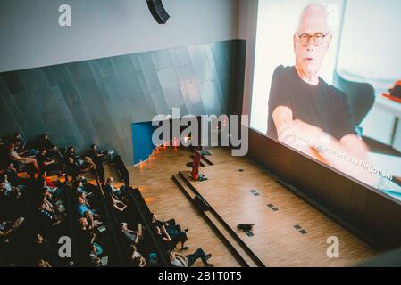 Rams projection par Gary Hustwit, un film sur Dieter Rams. Création au FESTIVAL OFFF 2019. Barcelone, Espagne. Banque D'Images