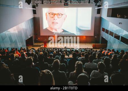 Rams projection par Gary Hustwit, un film sur Dieter Rams. Création au FESTIVAL OFFF 2019. Barcelone, Espagne. Banque D'Images