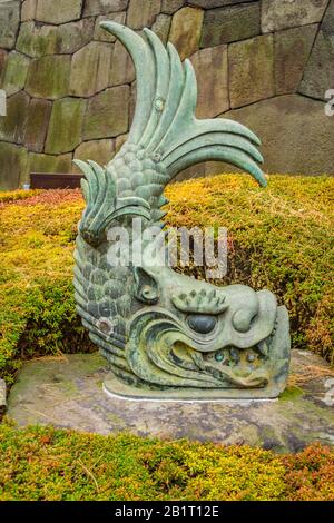 Sculpture en pierre de poisson mythique japonaise, palais impérial, tokyo, japon Banque D'Images