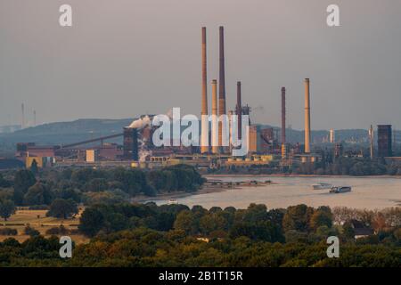 Moers, Rhénanie-du-Nord-Westfalia, Allemagne - 03 août 2018 : vue sur la région de la Ruhr depuis Halde Rheinpreussen, en direction du nord-est vers Duisburg, la Riv Banque D'Images