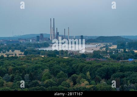 Moers, Rhénanie-du-Nord-Westfalia, Allemagne - 03 août 2018 : vue sur la région de la Ruhr depuis Halde Rheinpreussen, en direction du nord-est vers Duisburg, la Riv Banque D'Images