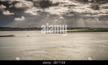 Rotterdam, Hollande-Méridionale, Pays-Bas - 10 mai 2019: Vue de Calandkanaal vers le terminal de ferry à Hook of Holland Banque D'Images