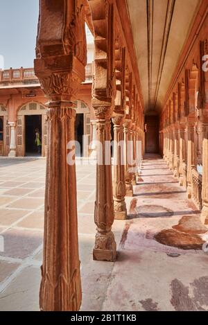 Arcade dans la cour intérieure à l'intérieur du fort de Junagarh, Bikaner, Rajasthan, Inde Banque D'Images