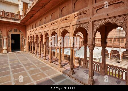 Arcade dans la cour intérieure à l'intérieur du fort de Junagarh, Bikaner, Rajasthan, Inde Banque D'Images