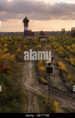 Duisburg, Rhénanie-du-Nord-Westfalia, Allemagne - 09 novembre 2019: Vue sur l'ancien dépôt de fret à Duisburg-Wedau près du Sechs-Seen-Platte (Six Lak Banque D'Images