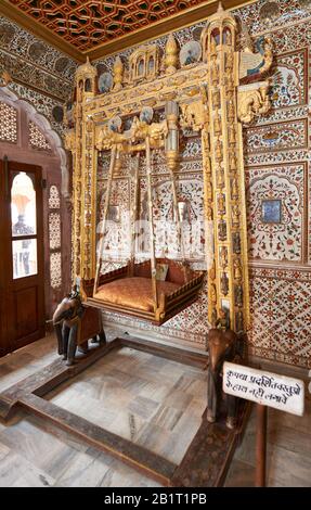 Le Jhoola (swing) à l'intérieur de Phool Mahal ou Flower Palace, fort de Junagarh, Bikaner, Rajasthan, Inde Banque D'Images