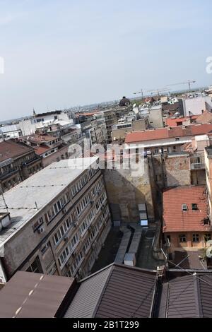 Vieux et nouveaux toits de bâtiments avec paysage urbain au loin Banque D'Images