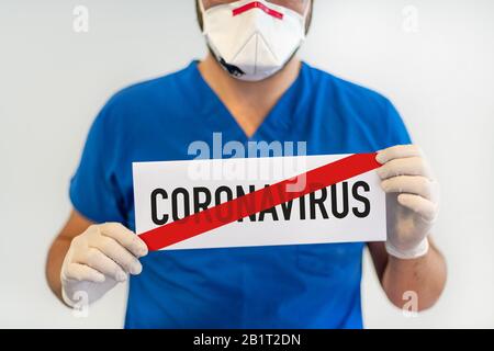 Concept de quarantaine du coronavirus. MERS-Cov. Nouveau coronavirus (2019-nCoV). Médecin avec un masque le papier rouge avec le mot coronavirus. Banque D'Images