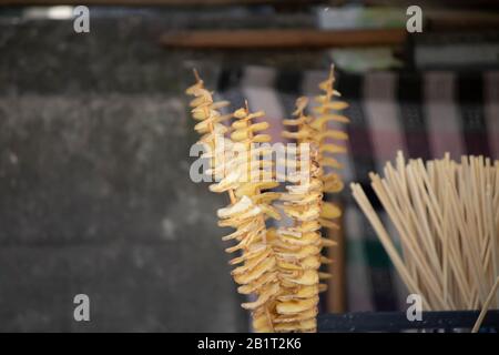 Les pommes de terre frites sont vendues à l'extérieur dans un panier. Banque D'Images