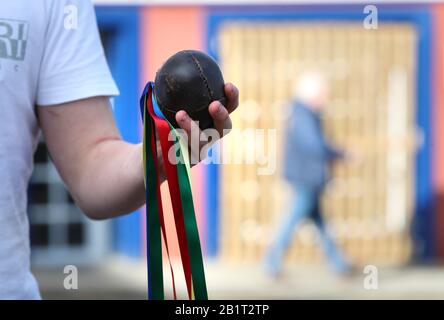 Le ballon en cuir utilisé lors de l'événement annuel de jeu de Jedburgh ba sur la High Street de Jedburgh aux frontières écossaises. Date De L'Image: Jeudi 27 Février 2020. L'événement annuel a commencé dans les années 1700 et le premier jeu jamais été soi-disant joué avec la tête d'un Anglais. Il comprend deux équipes, les Uppies (résidents de la partie supérieure de Jedburgh) et les Doonies (résidents de la partie inférieure de Jedburgh) qui font le ballon soit en haut soit en bas de la ville. Crédit photo devrait lire: Andrew Milligan/PA Fil Banque D'Images