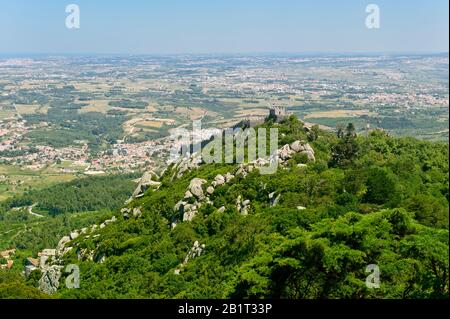 Vue sur Castelo dos Mouros (Château des Maures), Sintra, Lisbonne, Portugal, site classé au patrimoine mondial De L'Unesco Aussicht auf Castelo dos Mouros (Maurenbourg), Banque D'Images