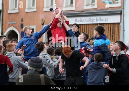 Les garçons se disputent le ballon de cuir lors de l'événement annuel de jeu de Jedburgh ba sur la High Street de Jedburgh aux frontières écossaises. Date De L'Image: Jeudi 27 Février 2020. L'événement annuel a commencé dans les années 1700 et le premier jeu jamais été soi-disant joué avec la tête d'un Anglais. Il comprend deux équipes, les Uppies (résidents de la partie supérieure de Jedburgh) et les Doonies (résidents de la partie inférieure de Jedburgh) qui font le ballon soit en haut soit en bas de la ville. Le ballon, en cuir, farci de paille et décoré de rubans représentant les cheveux, est jeté dans le corbeau Banque D'Images