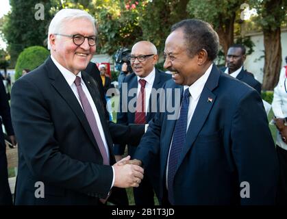 Khartum, Soudan. 27 février 2020. Le Président fédéral Frank-Walter Steinmeier (l) et Abdalla Hamdok (r), Premier Ministre de la République du Soudan, se rencontrent dans le jardin de la résidence de l'ambassadeur allemand Klöckner. Le président fédéral Steinmeier est en visite de deux jours au Soudan. Crédit: Bernd Von Jutrczenka/Dpa/Alay Live News Banque D'Images