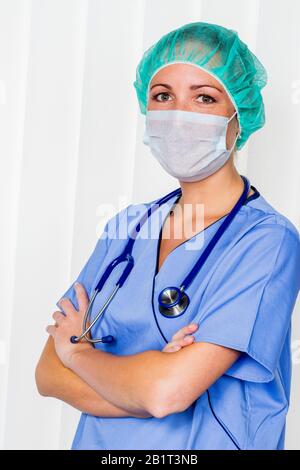 Eine Krankenschwester oder Aerztin dans OP- Kleidung vor einer opération. Krankenhaus. Banque D'Images