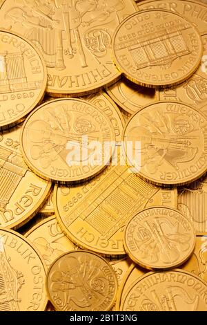 Geldanlage in echtem Goldbarren Goldmuenzen und als d'Or Banque D'Images
